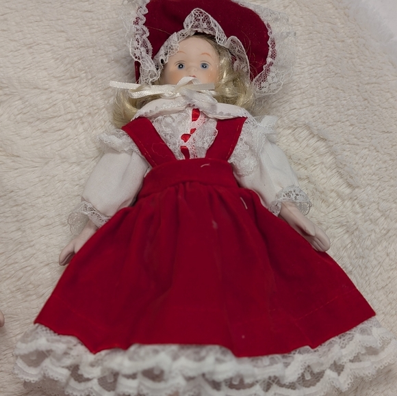 Vintage Porcelain Dolls Set 4 Red Velvet Lace Victorian Coquette Holiday Decor - Picture 5 of 5